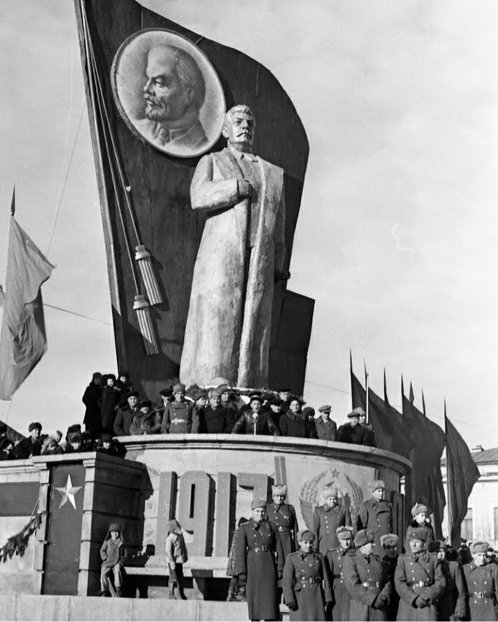 ¡POR LA REPÚBLICA SOCIALISTA! TENEMOS UN MUNDO QUE TRANSFORMAR, ¡VENCEREMOS!